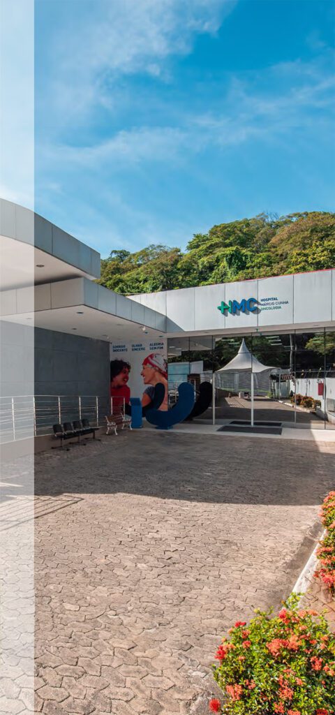 Fachada do Hospital Márcio Cunha, especializado em Oncologia, com um design moderno e área de entrada espaçosa.